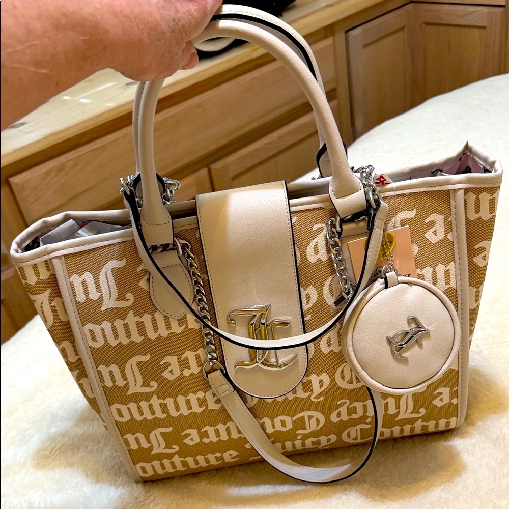 🩷Juicy Couture Beige and White Logo Tote💕